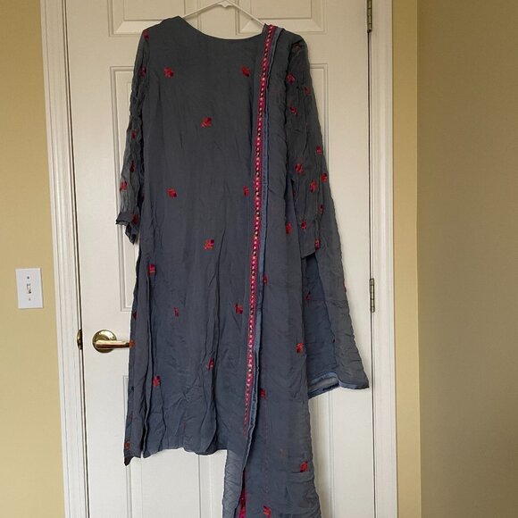 3 piece salwar kameez set in gray with vibrant embroidery - Picture 2 of 16